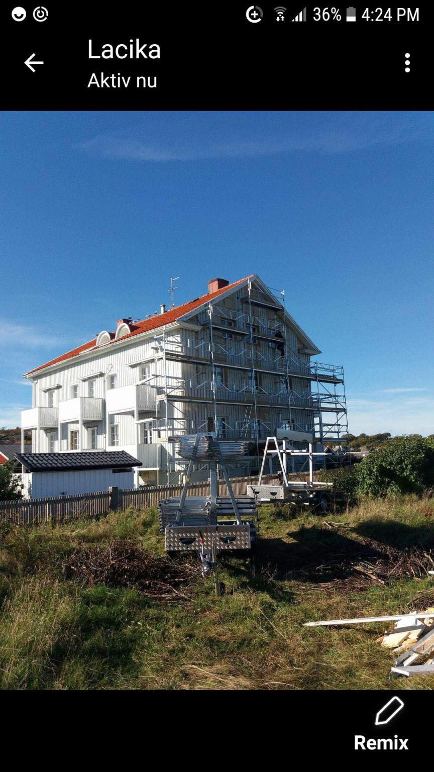 Vackert hus med byggnadsställning runt